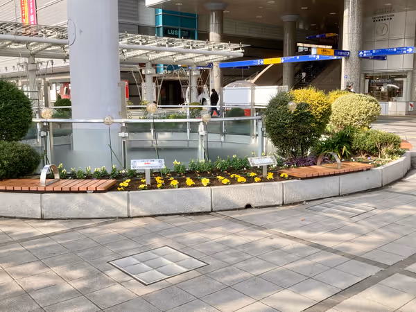 Photo of Kokura Station | Circular flower bed on the Kokura Castle Exit (South Exit) side pedestrian deck | Rest Spot 1