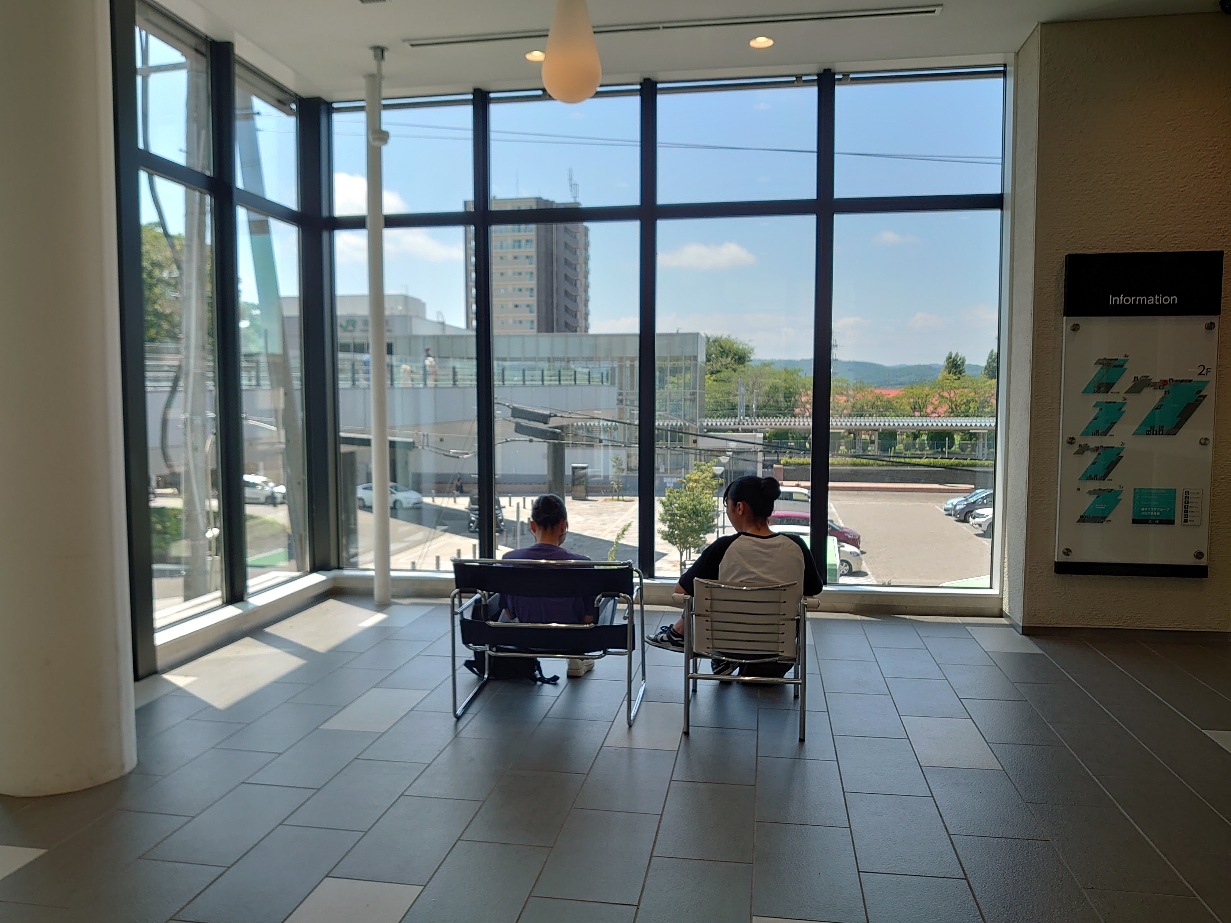 名取市図書館エントランスの写真1