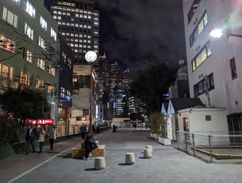 新宿駅代々木二丁目あおい公園の休憩場所その1