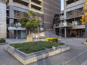 柳川駅柳川交差点 グレースタワー側の休憩場所その1