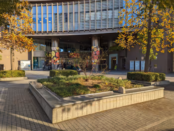 柳川駅柳川交差点 ハレクロスタワー側の休憩場所その1