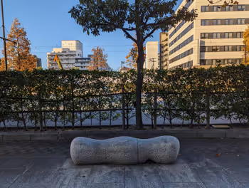 柳川駅ハレクロスタワー前 歩道沿いの休憩場所その1