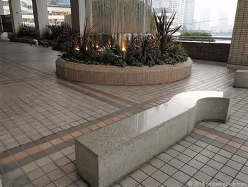 소고 요코하마 바람의 광장의 벤치