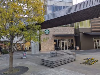 나가레야마 오타카노모리역 남쪽 출구 도시 광장과 케야키 광장의 휴식 장소 그 4