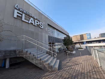 Rest area on the Flaps terrace and rooftop garden at Nagareyama-ōtakanomori Station, part 1