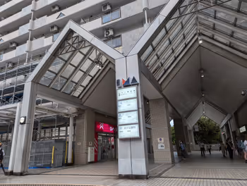 光丘站銀杏大道8號街 停車場附近的休息場所其一