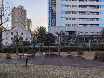 豊洲駅ビバホーム付近歩道の休憩場所その2