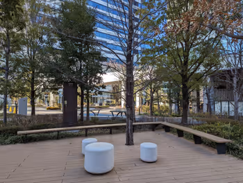 豐洲站灣岸Cross 文化中心旁的休息場所其二