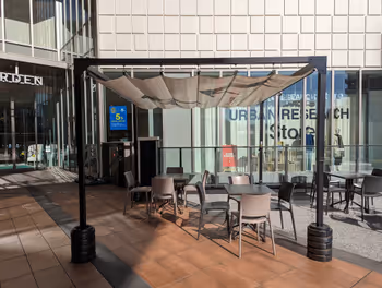 有明駅有明ガーデン ウェルカムデッキの休憩場所その3