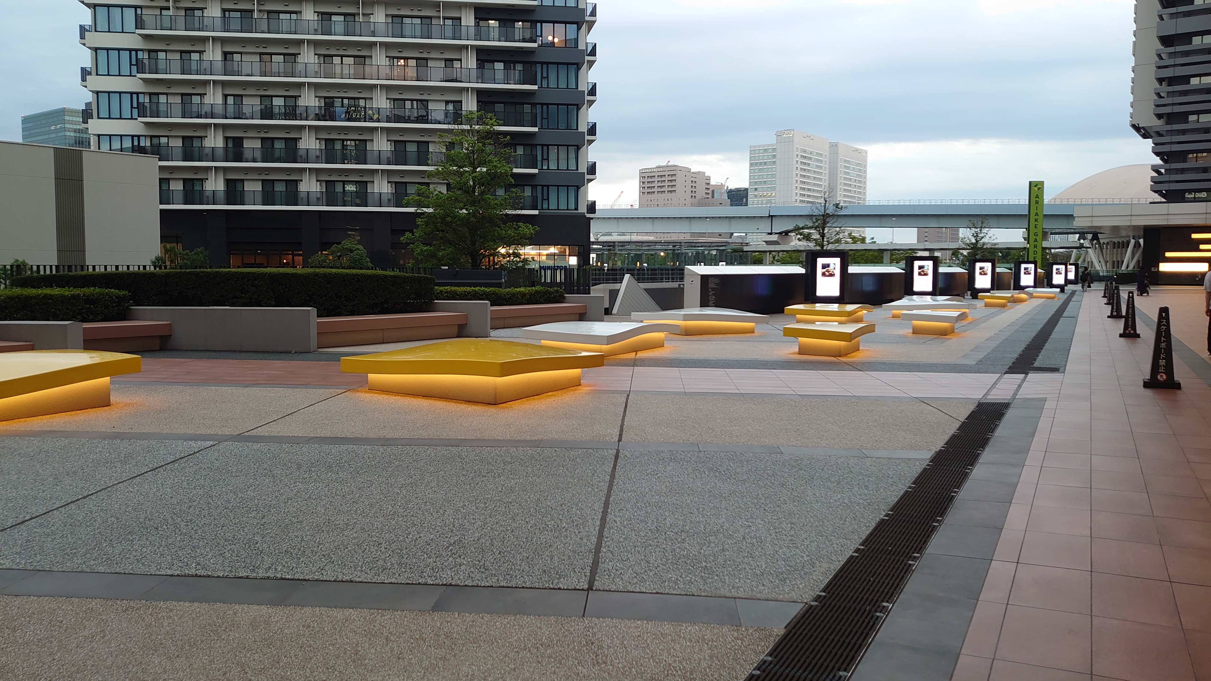 東京ガーデンシアター前2Fエントラスの写真1