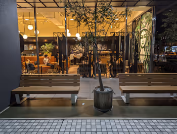 田町駅新田町ビル前の休憩場所その3