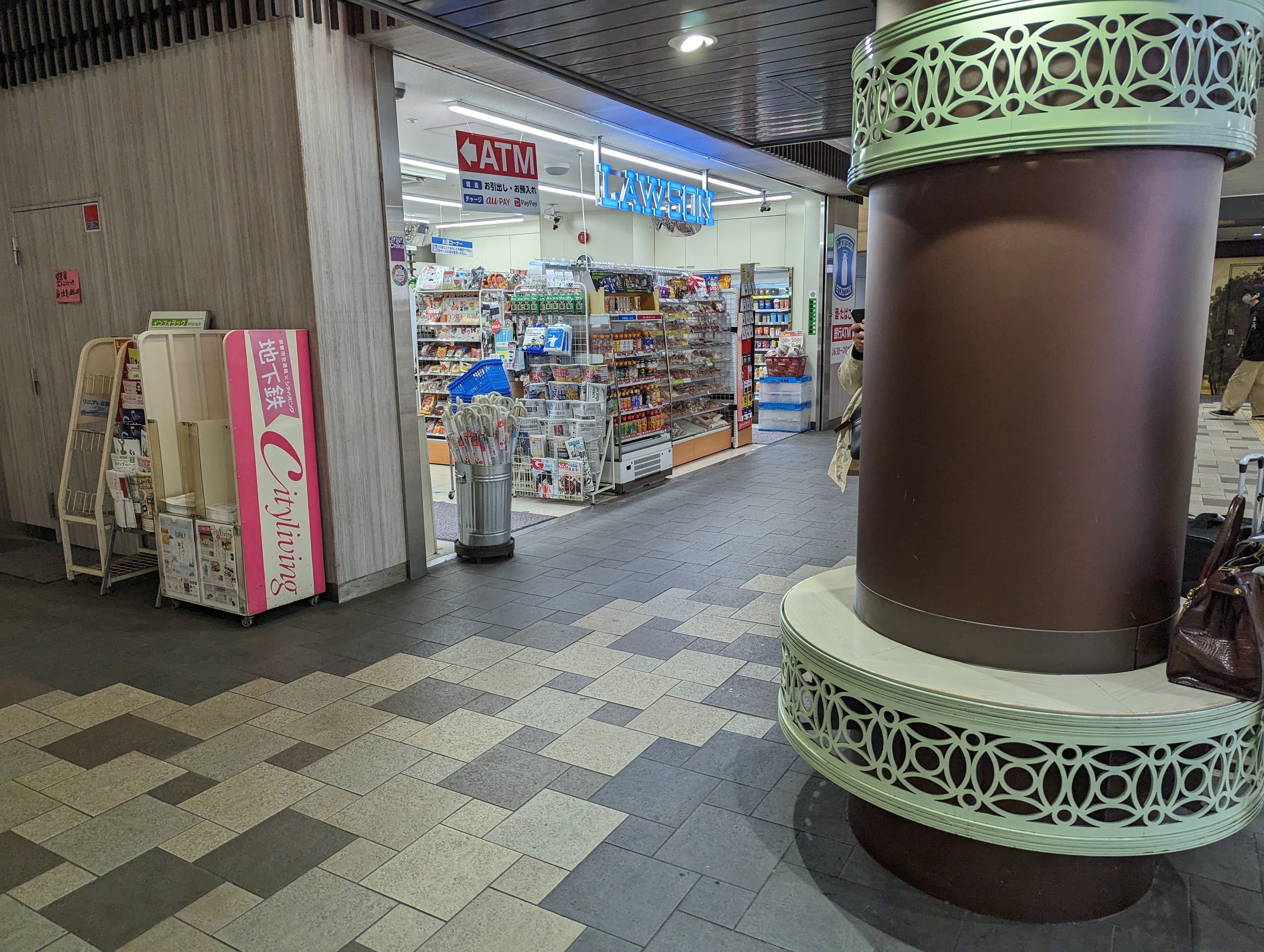 Photo of Karasuma-Oike Station | In front of the ticket gates | Rest Spot 1