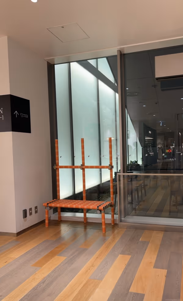 渋谷PARCO 4階 オレンジパイプベンチ 室内外の写真1