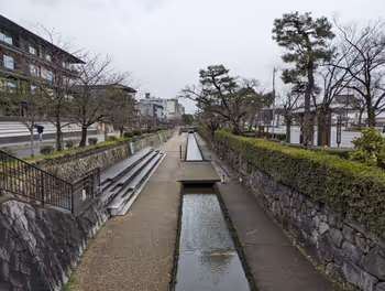 니조조마에(Nijojomae)역 호리카와(Horikawa) 니조(Nijo) 다리-이카와(Isikawa) 다리 사이의 휴식 장소 1