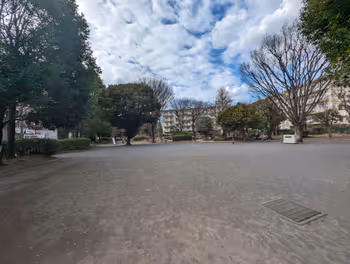 ひばりヶ丘駅谷戸イチョウ公園の休憩場所その1