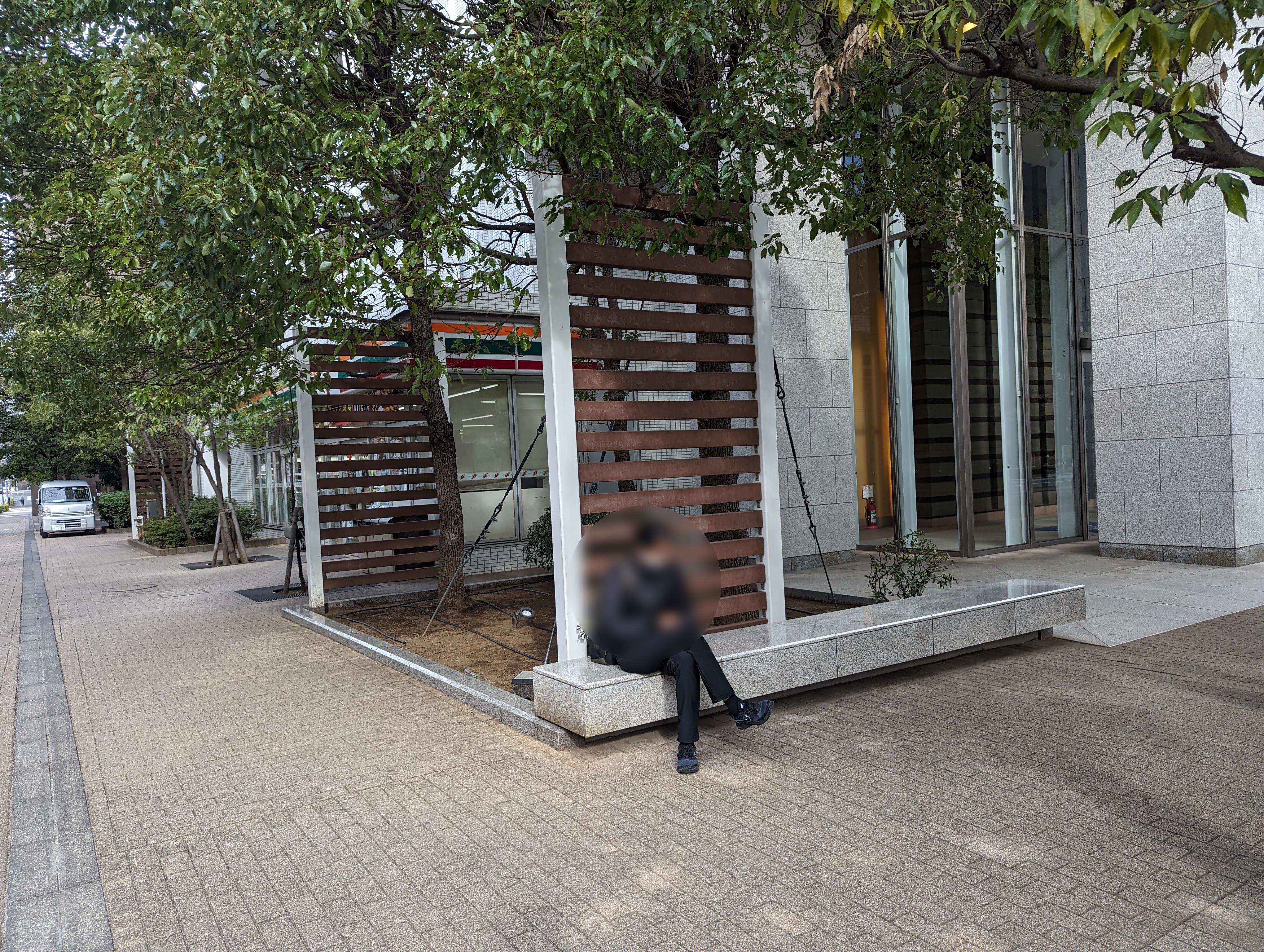 [芝浦码头站] 芝浦海湾大道 7-11便利店前 休息处 的照片 1