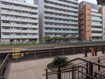 田町站新芝浦北運河綠地的休憩場所其一