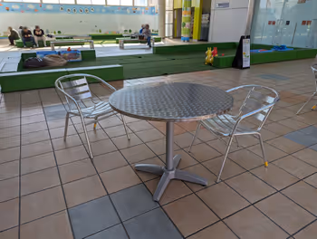 町田駅町田ターミナルプラザ市民広場の休憩場所その4