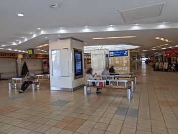 町田駅町田ターミナルプラザ市民広場の休憩場所その5