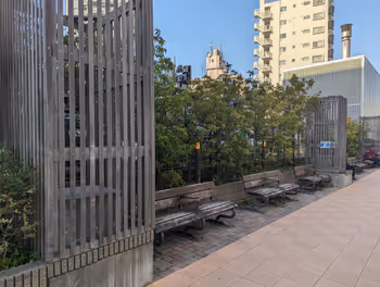 武蔵小山駅シティタワー前歩道沿いの休憩場所その1