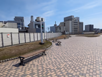 瓦町駅瓦町FLAG 南側デッキの休憩場所その3