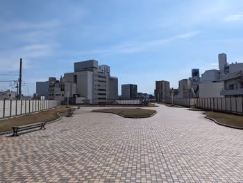 瓦町駅瓦町FLAG 南側デッキの休憩場所その4