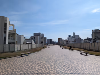 瓦町駅瓦町FLAG 南側デッキの休憩場所その2