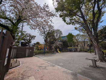 白山車站白山公園的休息場所其一