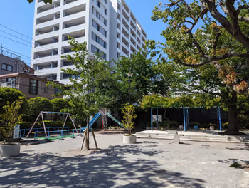 Resting spot 3 at Kojiya Station Shinjuku Higashi Children's Park