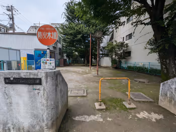 雑司が谷駅雑司が谷二丁目四つ家児童遊園の休憩場所その1