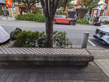 樱新町站北口人行道的休息场所之三