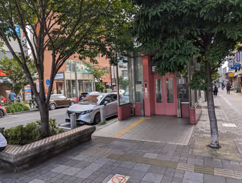 樱新町站北口人行道的休息场所之二