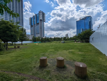 高輪ゲートウェイ駅芝浦中央公園 湿生花園の休憩場所その4