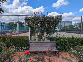 高輪ゲートウェイ駅芝浦中央公園 バラ園・芝生広場の休憩場所その3