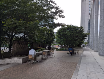 다카나와 게이트웨이역 시나가와 시즌 테라스 에코 광장의 휴식 장소 그 4