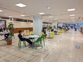 東京ビッグサイト駅ワンザ有明ベイモール2Fの休憩場所その2