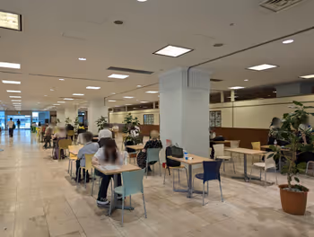 東京ビッグサイト駅ワンザ有明ベイモール2Fの休憩場所その1