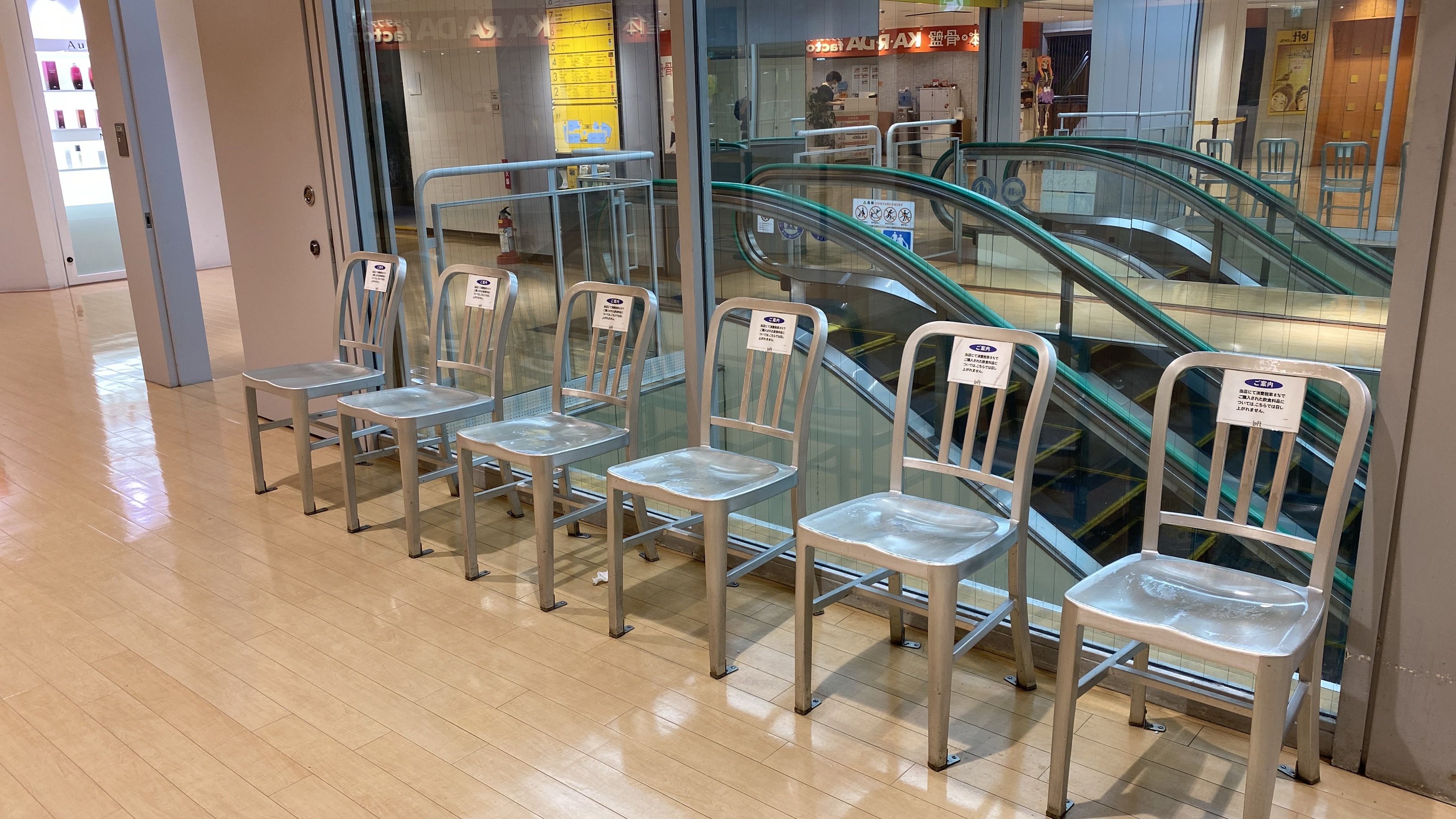 [仙台站] 仙台Loft 8樓電扶梯旁 休息處 的照片 1