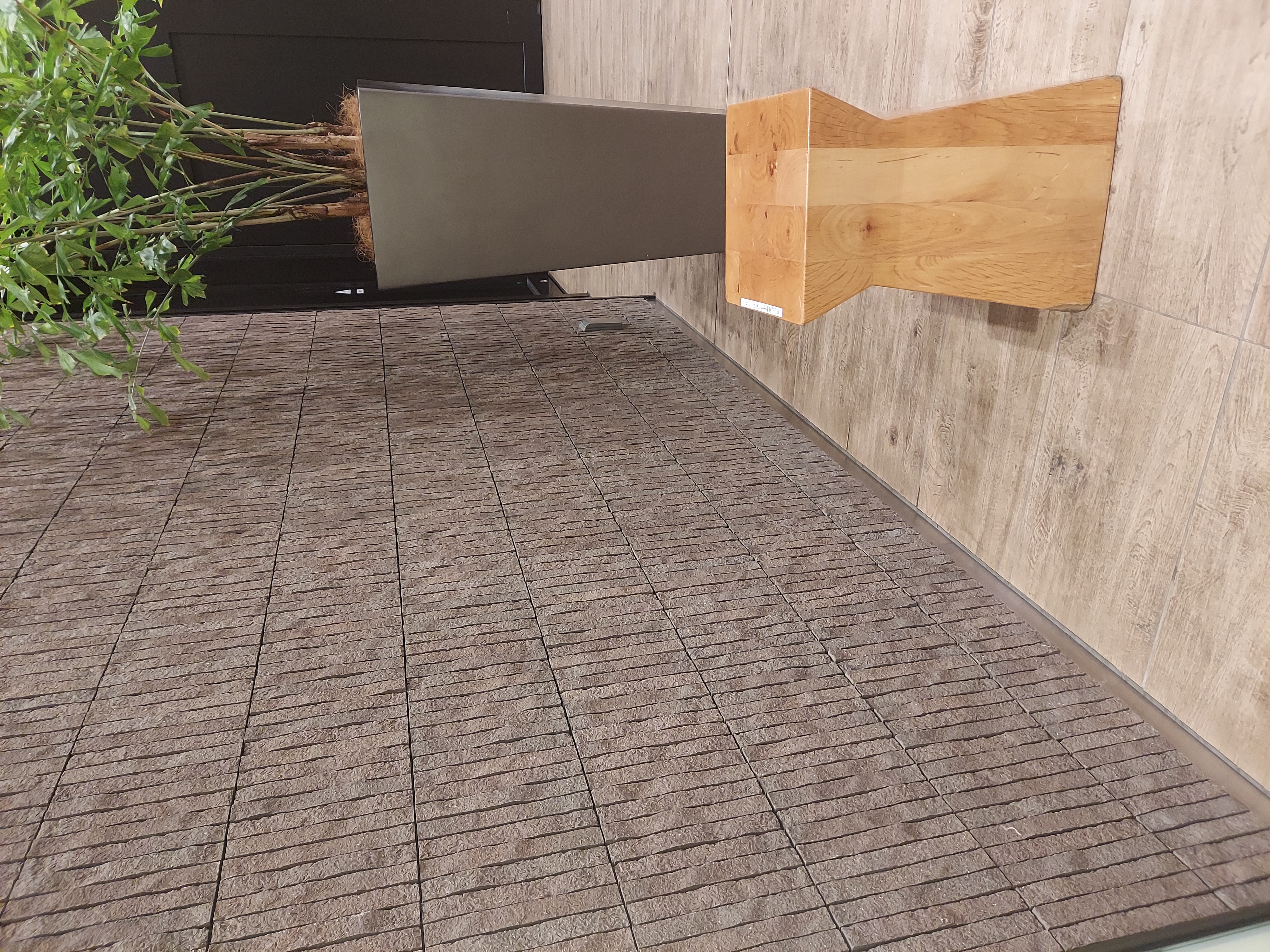 赤レンガテラス1階モンベル前の写真1