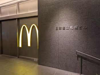 Rest area 2 at the underground walkway space terrace in front of Sapporo Station Nippon Life Sapporo Building