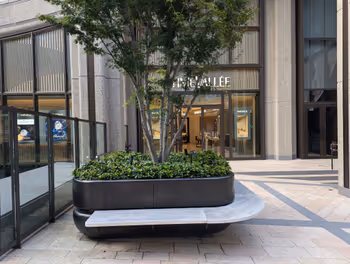 神谷町駅桜麻通り ガーデンプラザ前の休憩場所その3