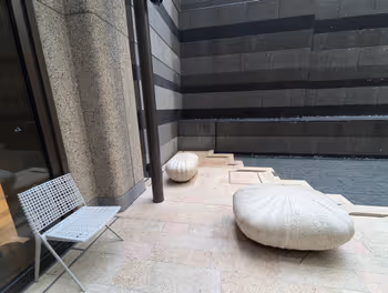 神谷町駅麻布台ヒルズ ガーデンプラザA ギャラリースペース前の休憩場所その2