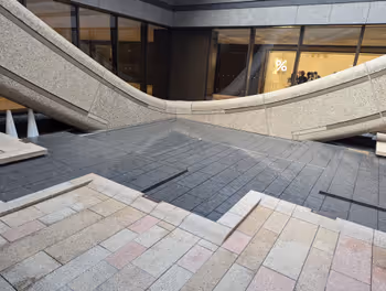 神谷町駅麻布台ヒルズ ガーデンプラザB コートヤードの休憩場所その2