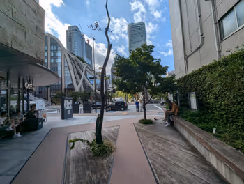 神谷町站虎之门五丁目绿地的休息场所其一