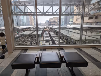 大阪駅連絡橋口改札前の座れる場所その2