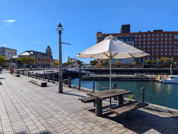 九州鉄道記念館駅門司港ハーバーデッキの休憩場所その1