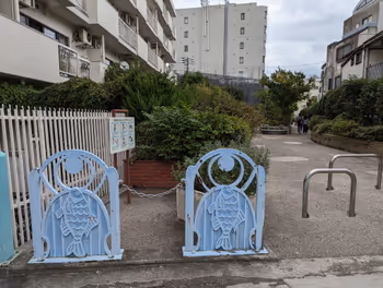 中野坂上駅桃園川緑道 睦橋跡付近の休憩場所その1