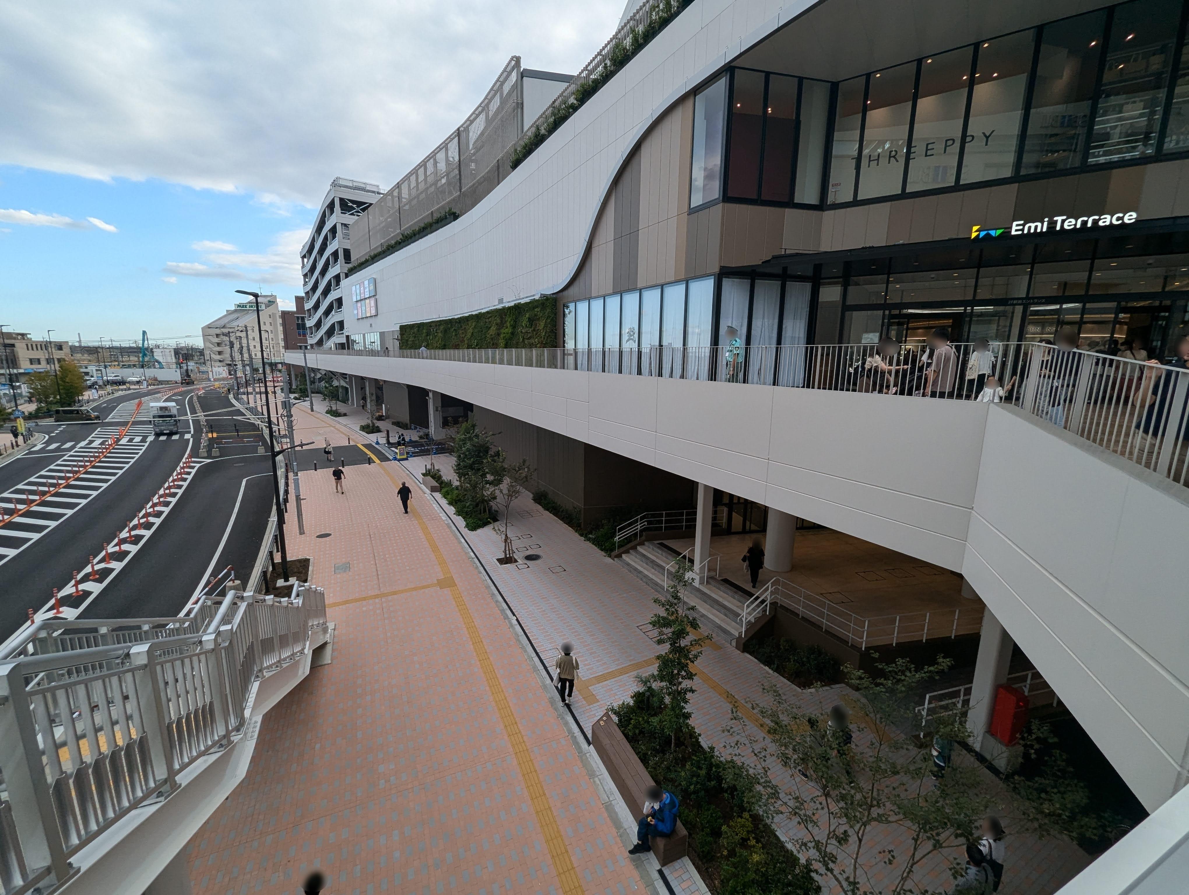 Photo of Tokorozawa Station | Emiterrace Seibu Side Walkway | Rest Spot 1
