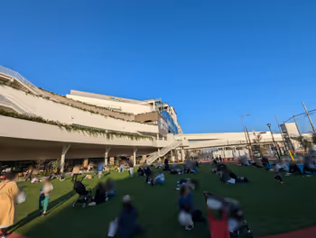 所沢駅エミテラス横 南西公園の休憩場所その1