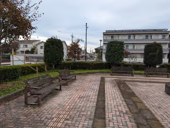 おもちゃのまち駅東口ロータリーの休憩場所その2